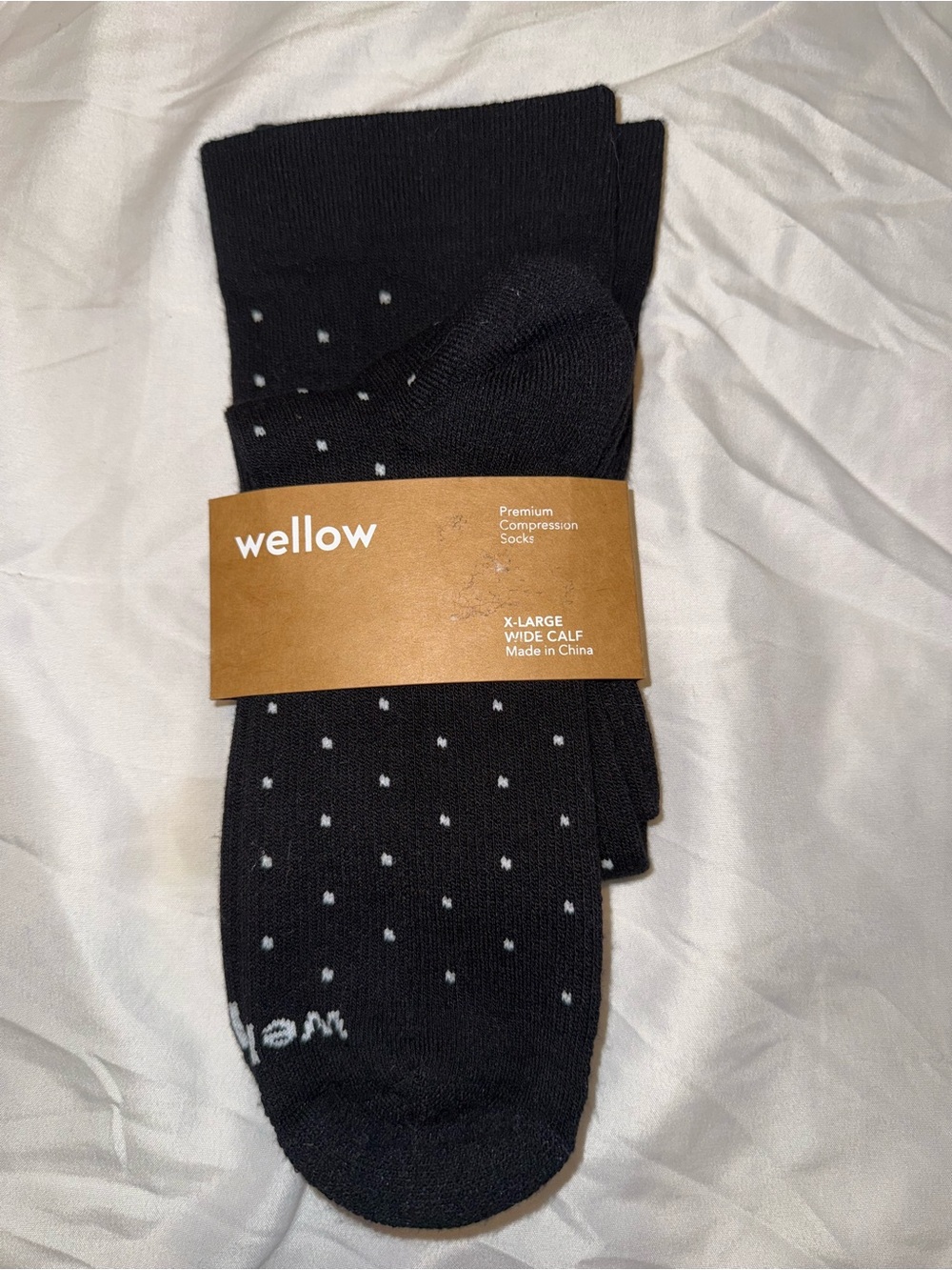 Wellow compression socks